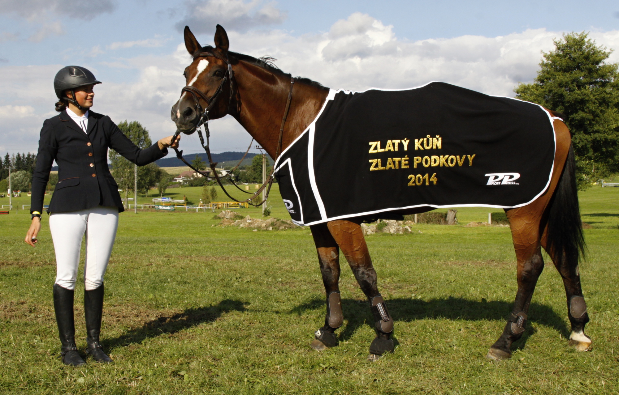 Kim-C se svou jezdkyní Karolínou Petrovou a  přehlídkovou dekou pro Zlatého koně Zlaté podkovy  Foto Jiří Bělohlav